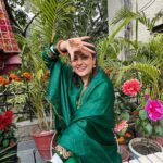 Shruti Sodhi Instagram - Same mehendi..same hands..Different poses (I tried)😅😂 TBH it was too much of an effort to pick one😁 #weddingseason #mehendi #shrutisodhi #winterweddingseason