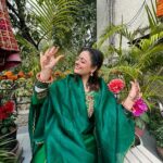 Shruti Sodhi Instagram - Same mehendi..same hands..Different poses (I tried)😅😂 TBH it was too much of an effort to pick one😁 #weddingseason #mehendi #shrutisodhi #winterweddingseason
