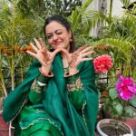 Shruti Sodhi Instagram – Same mehendi..same hands..Different poses (I tried)😅😂 TBH it was too much of an effort to pick one😁 #weddingseason #mehendi #shrutisodhi #winterweddingseason