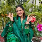 Shruti Sodhi Instagram - Same mehendi..same hands..Different poses (I tried)😅😂 TBH it was too much of an effort to pick one😁 #weddingseason #mehendi #shrutisodhi #winterweddingseason