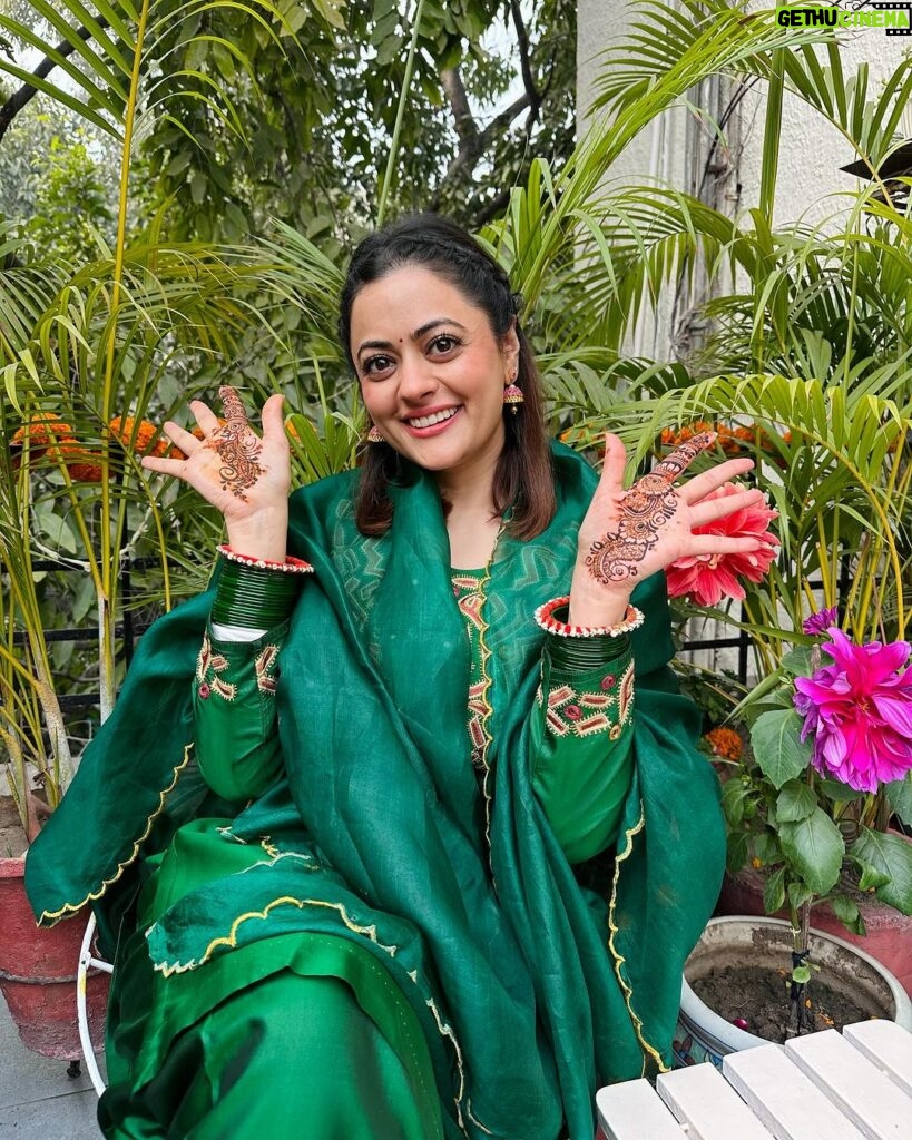 Shruti Sodhi Instagram - Same mehendi..same hands..Different poses (I tried)😅😂 TBH it was too much of an effort to pick one😁 #weddingseason #mehendi #shrutisodhi #winterweddingseason