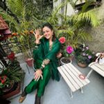 Shruti Sodhi Instagram - Same mehendi..same hands..Different poses (I tried)😅😂 TBH it was too much of an effort to pick one😁 #weddingseason #mehendi #shrutisodhi #winterweddingseason