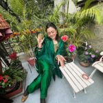 Shruti Sodhi Instagram - Same mehendi..same hands..Different poses (I tried)😅😂 TBH it was too much of an effort to pick one😁 #weddingseason #mehendi #shrutisodhi #winterweddingseason