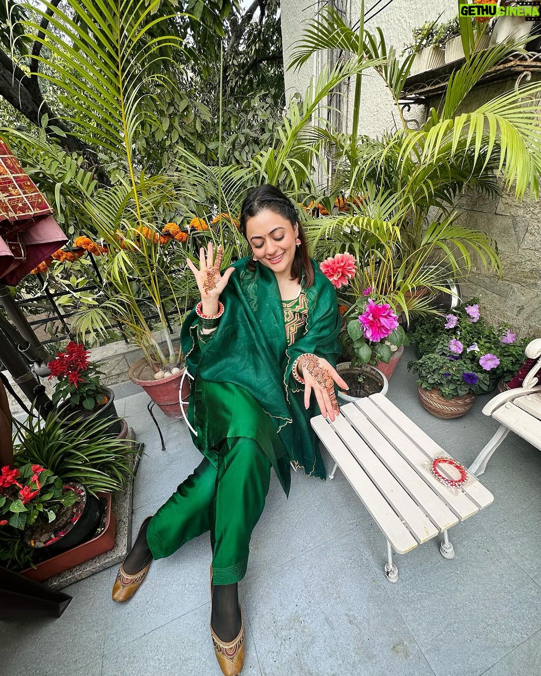 Shruti Sodhi Instagram - Same mehendi..same hands..Different poses (I tried)π
π TBH it was too much of an effort to pick oneπ #weddingseason #mehendi #shrutisodhi #winterweddingseason