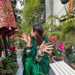 Shruti Sodhi Instagram - Same mehendi..same hands..Different poses (I tried)😅😂 TBH it was too much of an effort to pick one😁 #weddingseason #mehendi #shrutisodhi #winterweddingseason