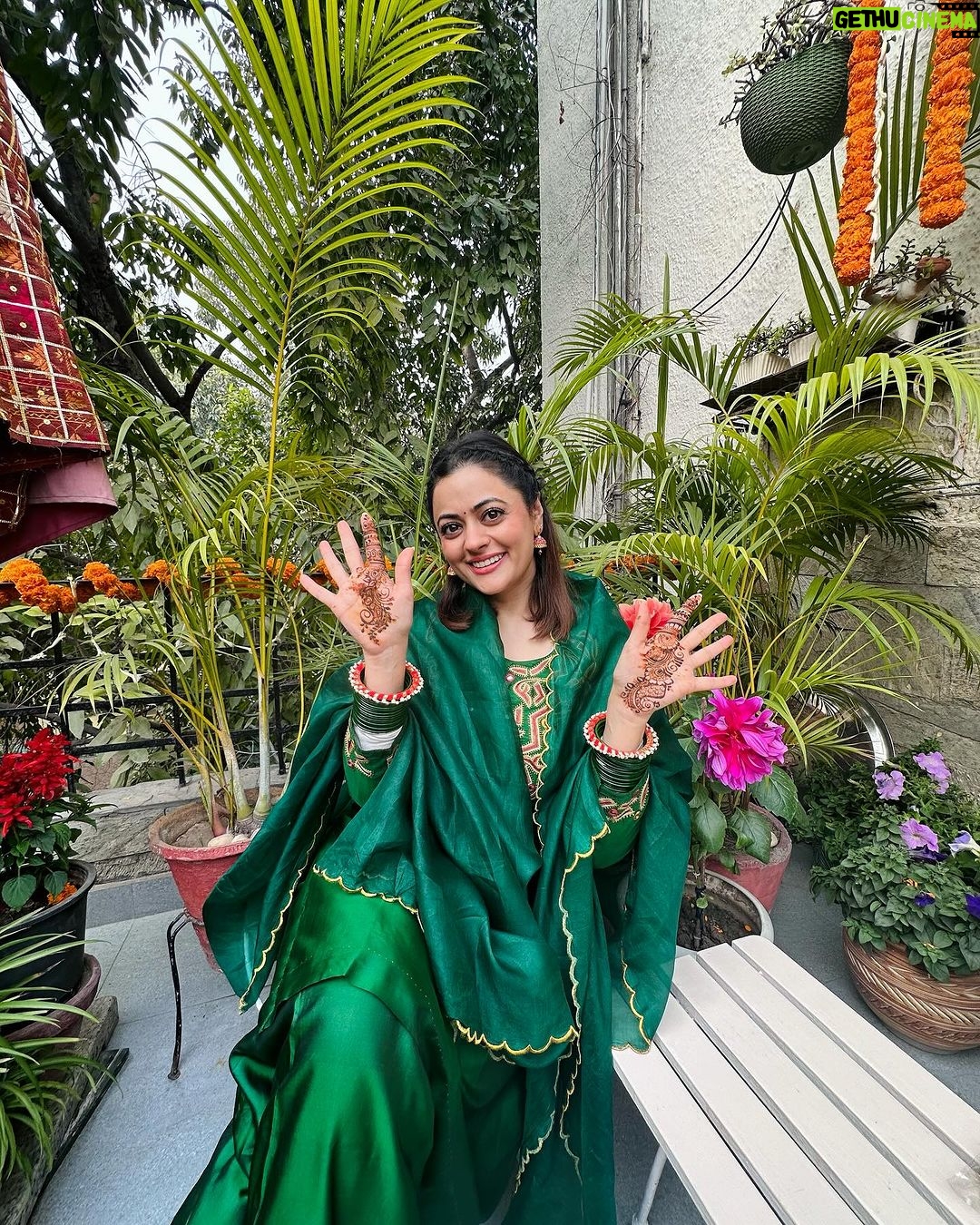 Shruti Sodhi Instagram - Same mehendi..same hands..Different poses (I tried)π
π TBH it was too much of an effort to pick oneπ #weddingseason #mehendi #shrutisodhi #winterweddingseason