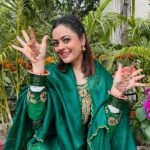 Shruti Sodhi Instagram - Same mehendi..same hands..Different poses (I tried)😅😂 TBH it was too much of an effort to pick one😁 #weddingseason #mehendi #shrutisodhi #winterweddingseason