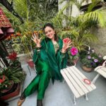 Shruti Sodhi Instagram - Same mehendi..same hands..Different poses (I tried)😅😂 TBH it was too much of an effort to pick one😁 #weddingseason #mehendi #shrutisodhi #winterweddingseason