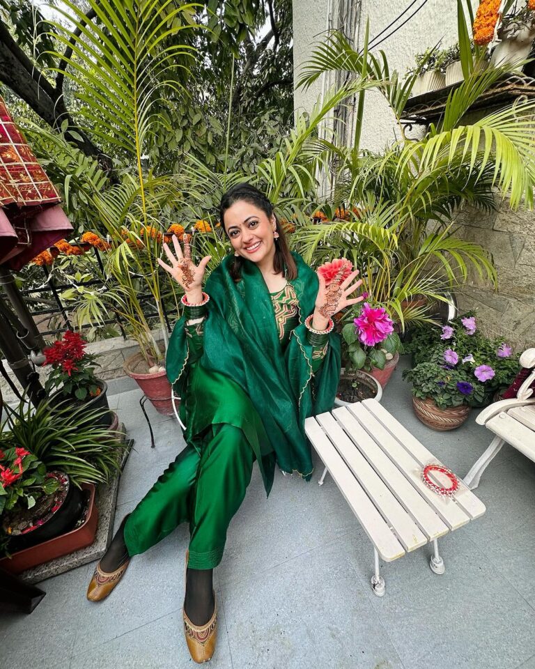 Shruti Sodhi Instagram - Same mehendi..same hands..Different poses (I tried)😅😂 TBH it was too much of an effort to pick one😁 #weddingseason #mehendi #shrutisodhi #winterweddingseason