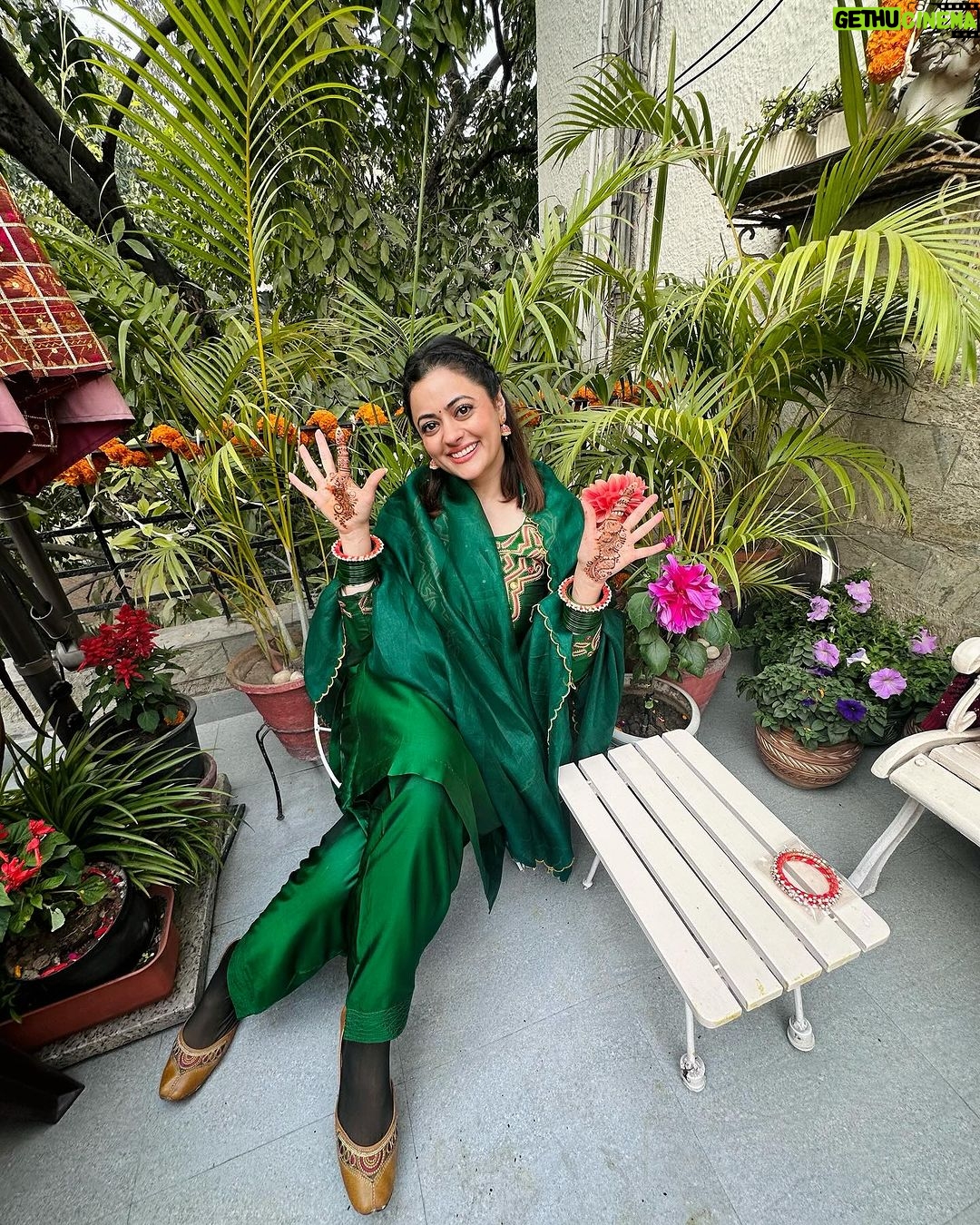 Shruti Sodhi Instagram - Same mehendi..same hands..Different poses (I tried)π
π TBH it was too much of an effort to pick oneπ #weddingseason #mehendi #shrutisodhi #winterweddingseason