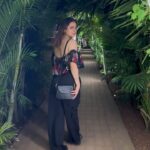 Shruti Sodhi Instagram - On fire? Oh yes🔥 Wearing this super cute vegan shoulder-sling bag from @thegusto.in 😍 #shrutisodhi #veganbag #gusto #slingbag Goa