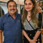 Shrutika Instagram - Feeling absolutely blessed to be standing next to such a legend; a man full of wisdom just brightened up my day in a flash 😍🥰 #legendaryactor #startruck #instagram #sivakumar #sir