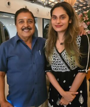 Shrutika Instagram - Feeling absolutely blessed to be standing next to such a legend; a man full of wisdom just brightened up my day in a flash 😍🥰

#legendaryactor #startruck #instagram #sivakumar #sir