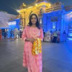 Shubhi Sharma Instagram - Har har Mahadev @kashi.vishwanath.temple.