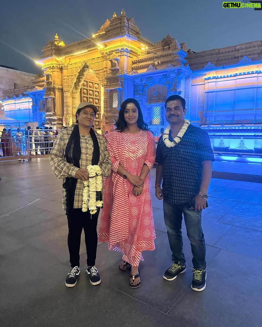 Shubhi Sharma Instagram - Har har Mahadev @kashi.vishwanath.temple.