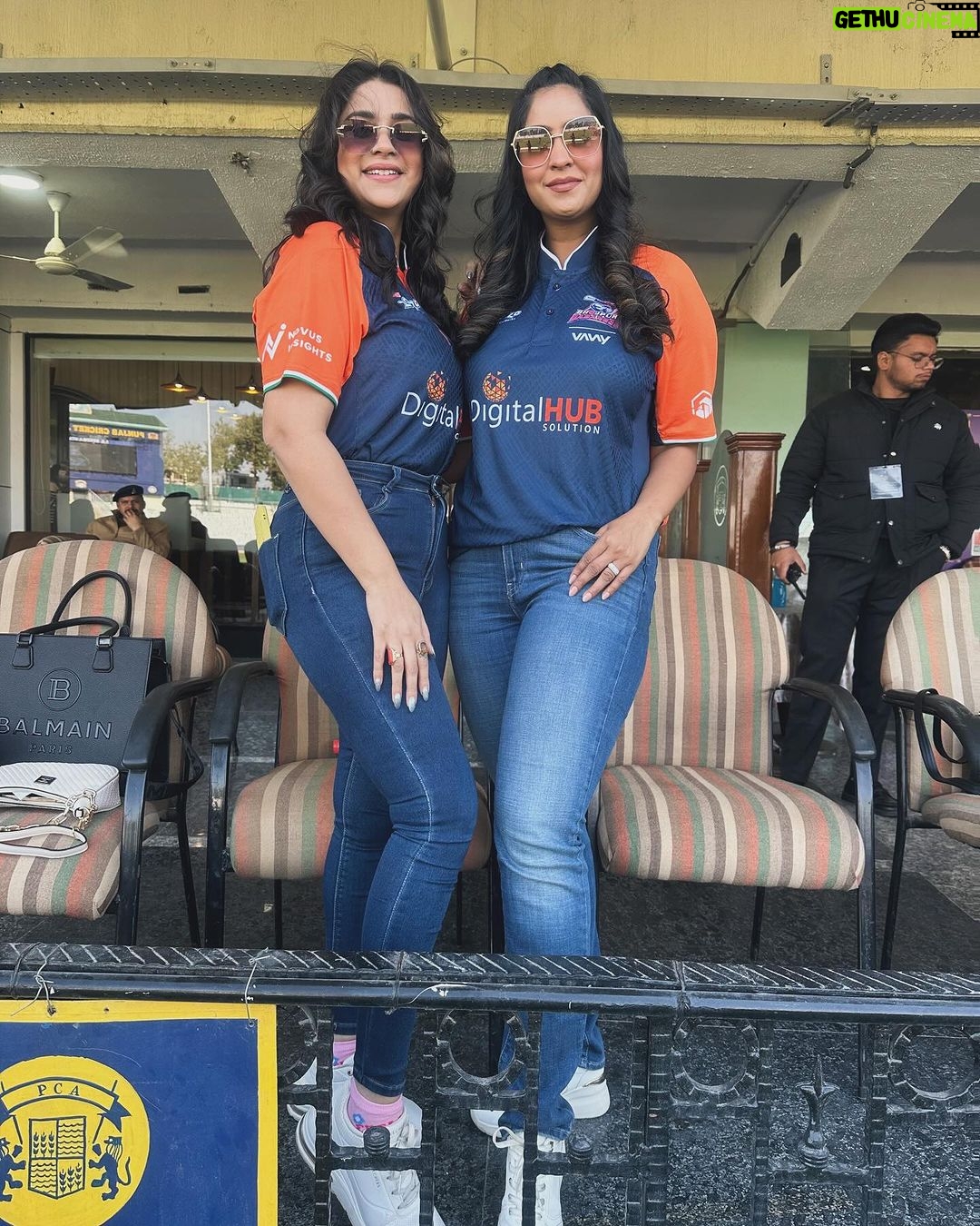 Shubhi Sharma Instagram - Good evening friends @cclt20 @bhojpuri_dabang_ccl