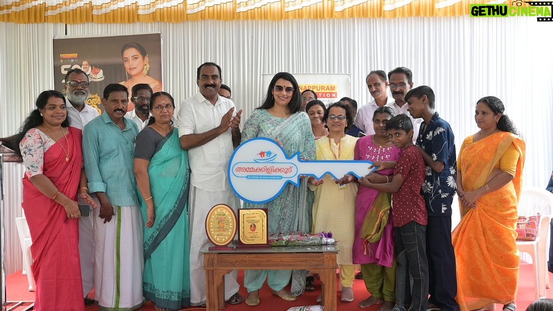 Shweta Menon Instagram - Thankyou @shwetha_menon for your valuable blessings 🤍🤍 📸 @master.jayakrishnan Aluva, Ernakulam