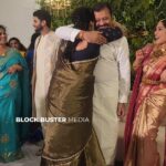 Shweta Menon Instagram - ശ്വേതയെ കെട്ടിപിടിച്ചു സുരേഷേട്ടന്റെ കിടിലം ഡാൻസ് ❤️🥰 സ്വാസികയുടെ കല്യാണ വേദിയിൽ 👌