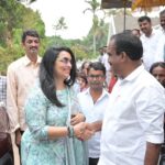 Shweta Menon Instagram - 📸 @master.jayakrishnan അമ്മകിളിക്കൂടിന്റെ അൻപത്തിരണ്ടാമത് വീടിന്റെ താക്കോൽ കൈമാറ്റത്തിന് ശ്വേതാ മേനോൻ എത്തിയപ്പോൾ 💛💛 ആലുവയുടെ ഹൃദയ പദ്ധതിയായ അമ്മക്കിളിക്കൂടിലെ 52-ാ൦ മത് ഭവനം ഷീനയ്‌ക്കും രണ്ടു ആൺ മക്കൾക്കും കൈ മാറി അശരണരും, സാമ്പത്തിക ബുദ്ധിമുട്ടുകൾ മൂലം കഷ്ടതകൾ അനുഭവിക്കുന്നവരും സ്വന്തമായി സ്ഥലമുണ്ടായിട്ടും വീടുപണിയുവാൻ സാധിക്കാതെ, ഇടിഞ്ഞു പൊളിഞ്ഞ കൂരകളിലും, വാടക വീടുകളിലും കഴിയുവാൻ നിർബ്ബന്ധിതരായ വിധവകൾക്കും അവരുടെ മക്കൾക്കും സുരക്ഷിത ഭവനം ഒരുക്കുക എന്ന ലക്ഷ്യത്തോടെ ആലുവ നിയോജക മണ്ഡലത്തിൽ നടപ്പിലാക്കിയ അമ്മക്കിളിക്കൂട് കാരുണ്യ ഭവന പദ്ധതിയിൽ രണ്ടു കുട്ടികളുടെ മാതാവായ ഷീനക്കുവേണ്ടി മണപ്പുറം ഫൗണ്ടേഷൻ മാനേജിങ്ങ് ട്രസ്റ്റി വി.പി നന്ദകുമാർ സ്പോൺസർ ചെയ്ത് നിർമ്മാണം പൂർത്തിയായ 52 -ാ൦ മത് ഭവനത്തിന്റെ താക്കോൽ ദാനം സുപ്രസിദ്ധ സിനിമ നടി ശ്വേതാ മേനോൻ 2024 മാർച്ച് 13 ന് രാവിലെ 10 മണിക്ക് ചെങ്ങമനാട് 5 -ാ൦ വാർഡ് പുതുവാശ്ശേരിയിൽ നിർവ്വഹിച്ചു. ജനപ്രതിനിധികളും മറ്റു സാമൂഹികരാഷ്ട്രീയ നേതാക്കളും പങ്കെടുത്തു. സംസ്ഥാന സർക്കാരിന്റെ 2022 -23 വർഷത്തെ മികച്ച അങ്കണവാടിവർക്കർക്കുള്ള പുരസ്കാരം നേടിയ വാസന്തി എം.ആർ, പെരിയാർ നദി (780 മീറ്റർ) കുറുകേ നീന്തികയറിയ 5 വയസ്സുകാരൻ മുഹമ്മദ് കയ്യീസ് എന്നിവരെ ഈ ചടങ്ങിൽ മൊമെന്റോ നല്കി ആദരിക്കുകയുണ്ടായി. അമ്മക്കിളിക്കൂടിൽ 510 ചതുരശ്ര അടിയിൽ 2 ബെഡ് റൂം, കിച്ചൻ, ഹാൾ, ടോയ്‌ലറ്റ് അടങ്ങിയ വീടുകളാണ് മണ്ഡലത്തിലെ വിവിധ പഞ്ചായത്തുകളിലും നിർമ്മിച്ചു നൽകുന്നത്, മുനിസിപ്പാലിറ്റിയിലുമായി നിർമ്മാണം ആരംഭിച്ച 55 വീടുകളിൽ പൂർത്തിയായ 52 ഭവനങ്ങൾ ഇതിനകം ഗുണഭോക്താക്കൾക്ക് കൈമാറിയിട്ടുണ്ട്. 3 ഭവനങ്ങളുടെ നിർമ്മാണം പുരോഗമിച്ചു കൊണ്ടിരിക്കുകയും ചെയ്യുന്നു. ഇനിയും 60 ഓളം അപേക്ഷകൾ പരിഹണിക്കുവാനുണ്ട്. ഇതിനായി സ്പോൺസർമാരെ കണ്ടെത്തുവാനുള്ള ശ്രമം നടത്തി കൊണ്ടിരിക്കുന്നു. Aluva, Ernakulam