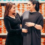 Shweta Menon Instagram - Grateful to have this beautiful moment with this bold and brilliant lady who goes beyond the ordinary❤️💫 @shwetha_menon ❤️ #BoldAndBeautiful #MalayalamCinemaMagic #monishabharathi Dubai, United Arab Emirates