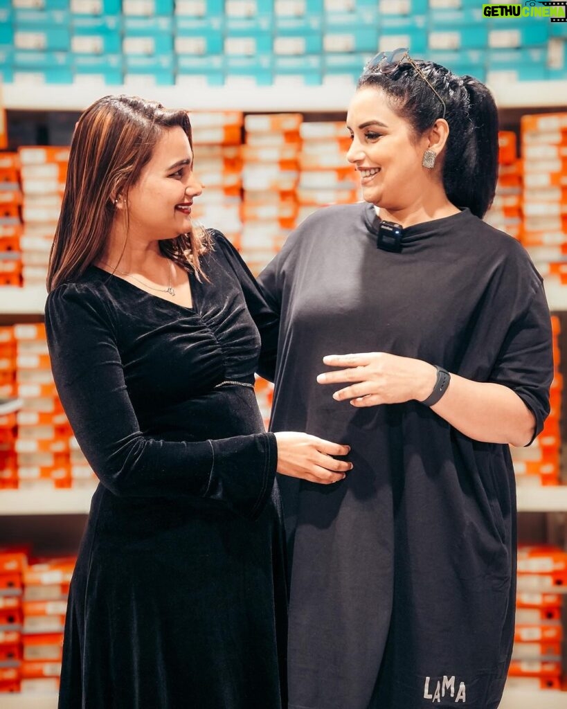 Shweta Menon Instagram - Grateful to have this beautiful moment with this bold and brilliant lady who goes beyond the ordinary❤💫 @shwetha_menon ❤ #BoldAndBeautiful #MalayalamCinemaMagic #monishabharathi Dubai, United Arab Emirates