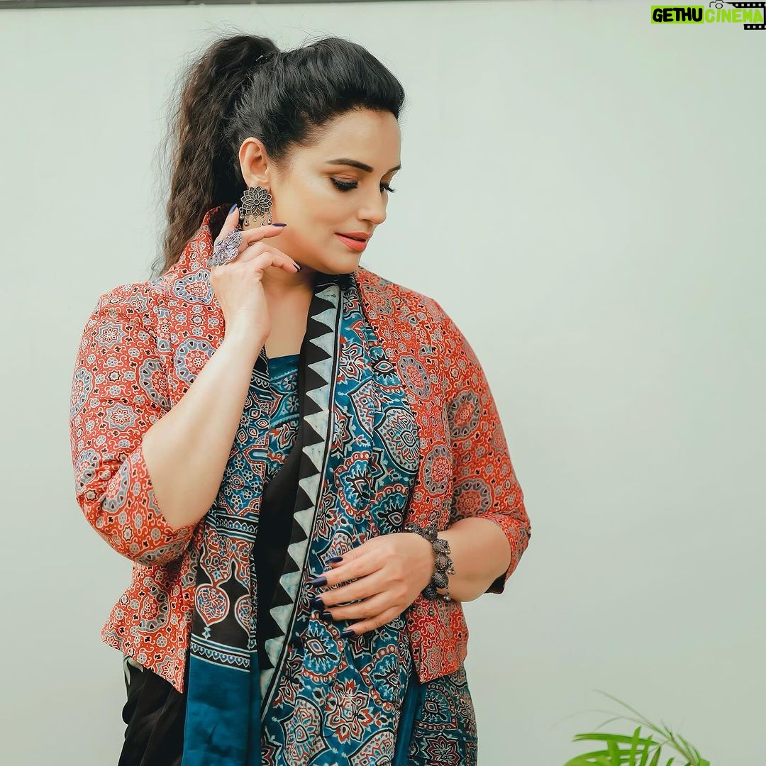 Shweta Menon Instagram - Stylist : @tharunya_vk Saree : @wellattire Jacket : @rubymistboutique Accessories: @lauradesigns.in MUA : @abilashchickumakeupartist Shots : @_hanosh_photography_ Trivandrum, India