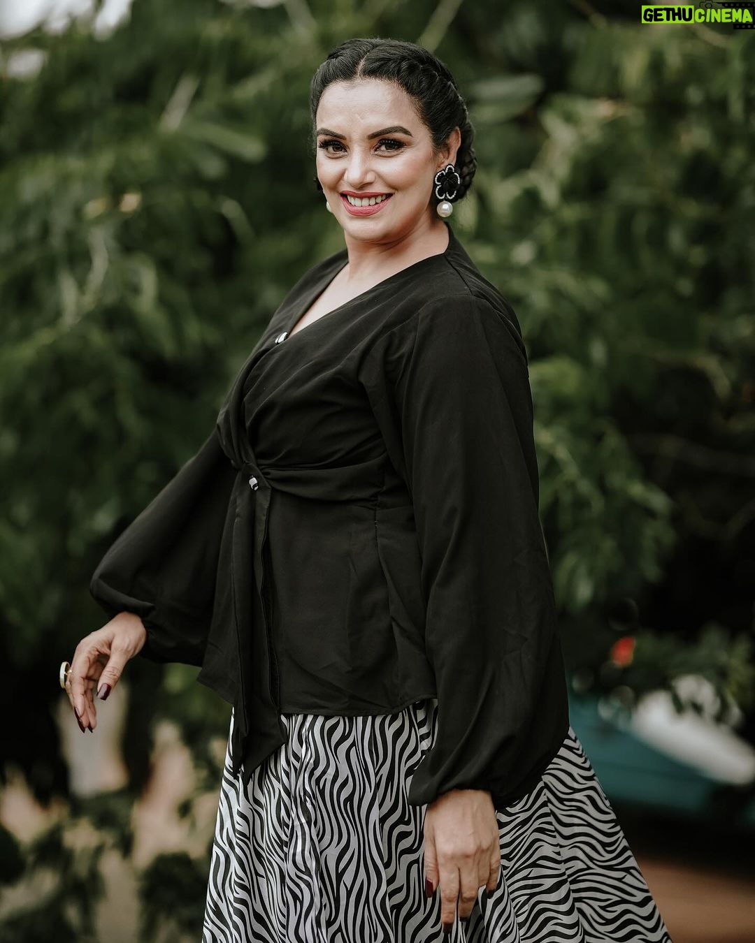 Shweta Menon Instagram - Stylist : @tharunya_vk Outfit & accessories @denairaboutique MUA : @abilashchickumakeupartist Shots : @insta_stories_of_sarath Kochi, India