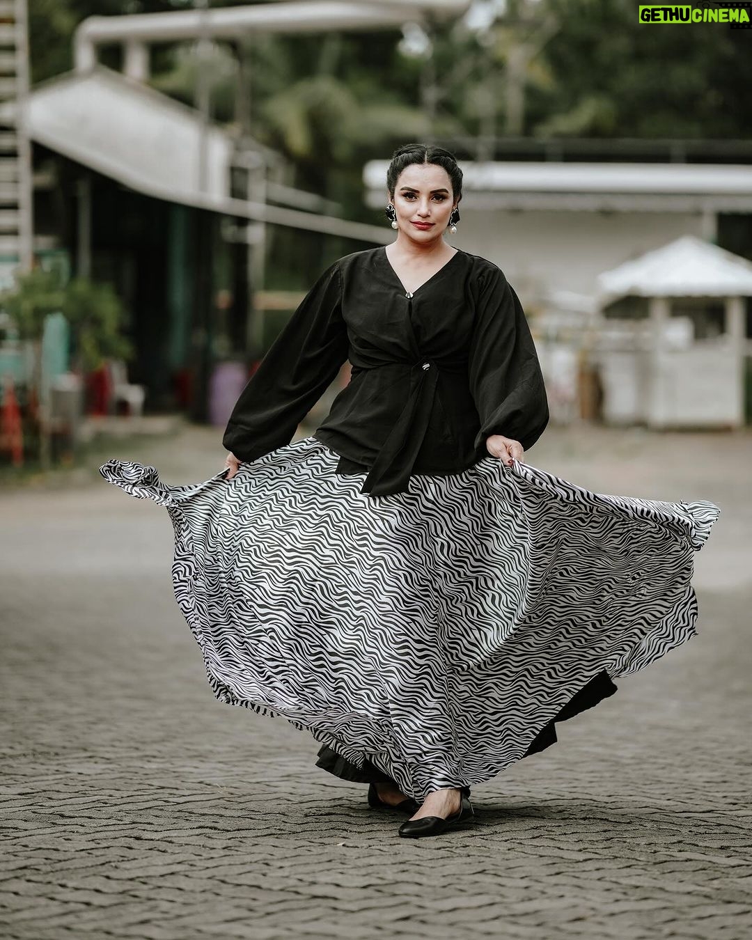 Shweta Menon Instagram - Stylist : @tharunya_vk Outfit & accessories @denairaboutique MUA : @abilashchickumakeupartist Shots : @insta_stories_of_sarath Kochi, India
