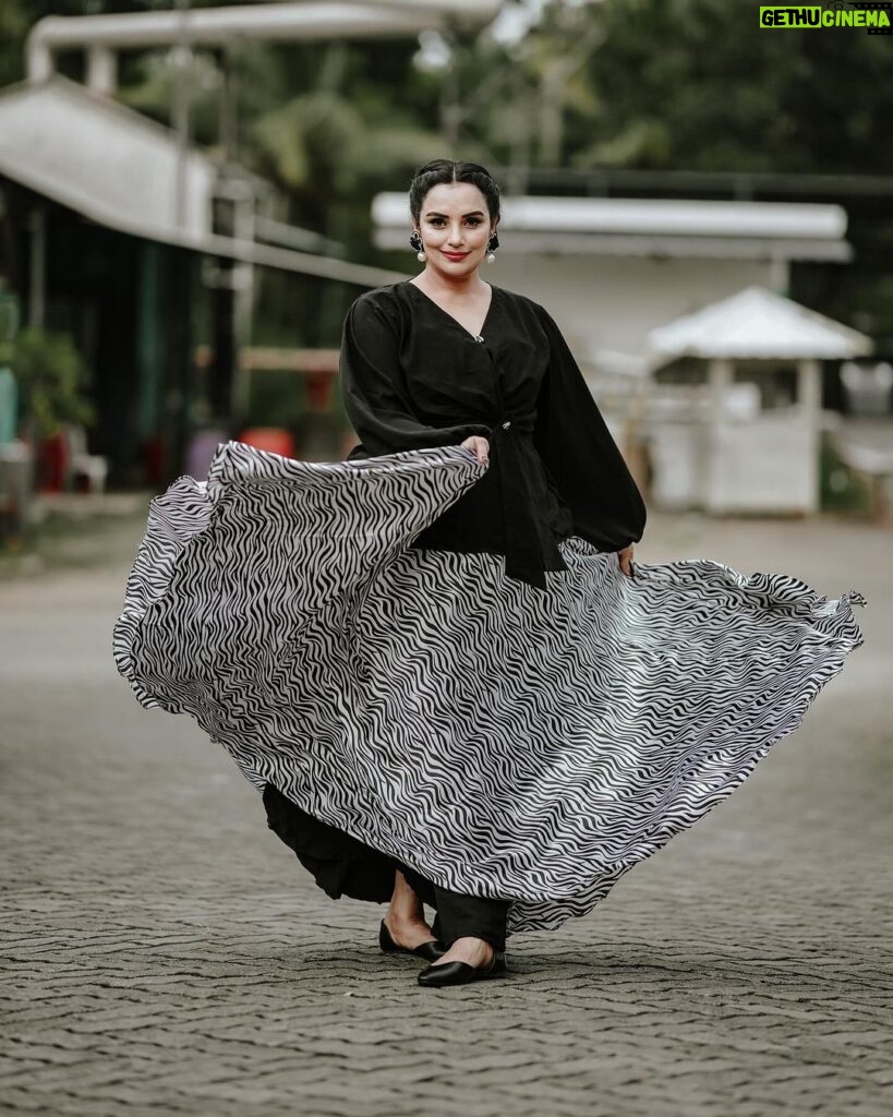 Shweta Menon Instagram - Stylist : @tharunya_vk Outfit & accessories @denairaboutique MUA : @abilashchickumakeupartist Shots : @insta_stories_of_sarath Kochi, India