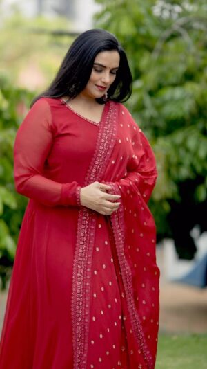 Shweta Menon Instagram - Stylist : @tharunya_vk
Wardrobe: @akankshacouture
Accessories: @seeruscollections
MUA : @abilashchickumakeupartist
Shots : @kishorlalphotography