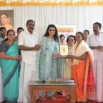 Shweta Menon Instagram - Thankyou @shwetha_menon for your valuable blessings 🤍🤍 📸 @master.jayakrishnan Aluva, Ernakulam