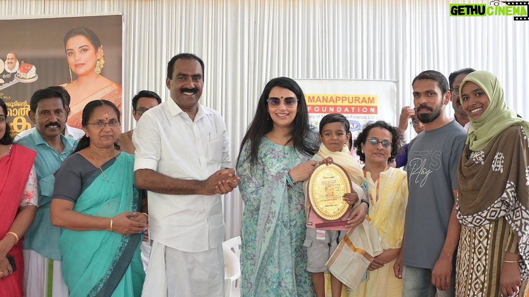 Shweta Menon Instagram - Thankyou @shwetha_menon for your valuable blessings 🤍🤍 📸 @master.jayakrishnan Aluva, Ernakulam