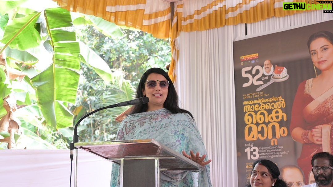Shweta Menon Instagram - Thankyou @shwetha_menon for your valuable blessings 🤍🤍 📸 @master.jayakrishnan Aluva, Ernakulam