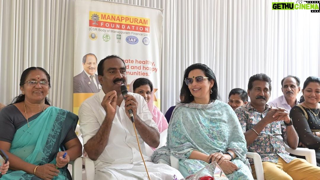 Shweta Menon Instagram - Thankyou @shwetha_menon for your valuable blessings 🤍🤍 📸 @master.jayakrishnan Aluva, Ernakulam
