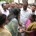 Shweta Menon Instagram - 📸 @master.jayakrishnan അമ്മകിളിക്കൂടിന്റെ അൻപത്തിരണ്ടാമത് വീടിന്റെ താക്കോൽ കൈമാറ്റത്തിന് ശ്വേതാ മേനോൻ എത്തിയപ്പോൾ 💛💛 ആലുവയുടെ ഹൃദയ പദ്ധതിയായ അമ്മക്കിളിക്കൂടിലെ 52-ാ൦ മത് ഭവനം ഷീനയ്‌ക്കും രണ്ടു ആൺ മക്കൾക്കും കൈ മാറി അശരണരും, സാമ്പത്തിക ബുദ്ധിമുട്ടുകൾ മൂലം കഷ്ടതകൾ അനുഭവിക്കുന്നവരും സ്വന്തമായി സ്ഥലമുണ്ടായിട്ടും വീടുപണിയുവാൻ സാധിക്കാതെ, ഇടിഞ്ഞു പൊളിഞ്ഞ കൂരകളിലും, വാടക വീടുകളിലും കഴിയുവാൻ നിർബ്ബന്ധിതരായ വിധവകൾക്കും അവരുടെ മക്കൾക്കും സുരക്ഷിത ഭവനം ഒരുക്കുക എന്ന ലക്ഷ്യത്തോടെ ആലുവ നിയോജക മണ്ഡലത്തിൽ നടപ്പിലാക്കിയ അമ്മക്കിളിക്കൂട് കാരുണ്യ ഭവന പദ്ധതിയിൽ രണ്ടു കുട്ടികളുടെ മാതാവായ ഷീനക്കുവേണ്ടി മണപ്പുറം ഫൗണ്ടേഷൻ മാനേജിങ്ങ് ട്രസ്റ്റി വി.പി നന്ദകുമാർ സ്പോൺസർ ചെയ്ത് നിർമ്മാണം പൂർത്തിയായ 52 -ാ൦ മത് ഭവനത്തിന്റെ താക്കോൽ ദാനം സുപ്രസിദ്ധ സിനിമ നടി ശ്വേതാ മേനോൻ 2024 മാർച്ച് 13 ന് രാവിലെ 10 മണിക്ക് ചെങ്ങമനാട് 5 -ാ൦ വാർഡ് പുതുവാശ്ശേരിയിൽ നിർവ്വഹിച്ചു. ജനപ്രതിനിധികളും മറ്റു സാമൂഹികരാഷ്ട്രീയ നേതാക്കളും പങ്കെടുത്തു. സംസ്ഥാന സർക്കാരിന്റെ 2022 -23 വർഷത്തെ മികച്ച അങ്കണവാടിവർക്കർക്കുള്ള പുരസ്കാരം നേടിയ വാസന്തി എം.ആർ, പെരിയാർ നദി (780 മീറ്റർ) കുറുകേ നീന്തികയറിയ 5 വയസ്സുകാരൻ മുഹമ്മദ് കയ്യീസ് എന്നിവരെ ഈ ചടങ്ങിൽ മൊമെന്റോ നല്കി ആദരിക്കുകയുണ്ടായി. അമ്മക്കിളിക്കൂടിൽ 510 ചതുരശ്ര അടിയിൽ 2 ബെഡ് റൂം, കിച്ചൻ, ഹാൾ, ടോയ്‌ലറ്റ് അടങ്ങിയ വീടുകളാണ് മണ്ഡലത്തിലെ വിവിധ പഞ്ചായത്തുകളിലും നിർമ്മിച്ചു നൽകുന്നത്, മുനിസിപ്പാലിറ്റിയിലുമായി നിർമ്മാണം ആരംഭിച്ച 55 വീടുകളിൽ പൂർത്തിയായ 52 ഭവനങ്ങൾ ഇതിനകം ഗുണഭോക്താക്കൾക്ക് കൈമാറിയിട്ടുണ്ട്. 3 ഭവനങ്ങളുടെ നിർമ്മാണം പുരോഗമിച്ചു കൊണ്ടിരിക്കുകയും ചെയ്യുന്നു. ഇനിയും 60 ഓളം അപേക്ഷകൾ പരിഹണിക്കുവാനുണ്ട്. ഇതിനായി സ്പോൺസർമാരെ കണ്ടെത്തുവാനുള്ള ശ്രമം നടത്തി കൊണ്ടിരിക്കുന്നു. Aluva, Ernakulam