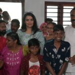 Shweta Menon Instagram - 📸 @master.jayakrishnan അമ്മകിളിക്കൂടിന്റെ അൻപത്തിരണ്ടാമത് വീടിന്റെ താക്കോൽ കൈമാറ്റത്തിന് ശ്വേതാ മേനോൻ എത്തിയപ്പോൾ 💛💛 ആലുവയുടെ ഹൃദയ പദ്ധതിയായ അമ്മക്കിളിക്കൂടിലെ 52-ാ൦ മത് ഭവനം ഷീനയ്‌ക്കും രണ്ടു ആൺ മക്കൾക്കും കൈ മാറി അശരണരും, സാമ്പത്തിക ബുദ്ധിമുട്ടുകൾ മൂലം കഷ്ടതകൾ അനുഭവിക്കുന്നവരും സ്വന്തമായി സ്ഥലമുണ്ടായിട്ടും വീടുപണിയുവാൻ സാധിക്കാതെ, ഇടിഞ്ഞു പൊളിഞ്ഞ കൂരകളിലും, വാടക വീടുകളിലും കഴിയുവാൻ നിർബ്ബന്ധിതരായ വിധവകൾക്കും അവരുടെ മക്കൾക്കും സുരക്ഷിത ഭവനം ഒരുക്കുക എന്ന ലക്ഷ്യത്തോടെ ആലുവ നിയോജക മണ്ഡലത്തിൽ നടപ്പിലാക്കിയ അമ്മക്കിളിക്കൂട് കാരുണ്യ ഭവന പദ്ധതിയിൽ രണ്ടു കുട്ടികളുടെ മാതാവായ ഷീനക്കുവേണ്ടി മണപ്പുറം ഫൗണ്ടേഷൻ മാനേജിങ്ങ് ട്രസ്റ്റി വി.പി നന്ദകുമാർ സ്പോൺസർ ചെയ്ത് നിർമ്മാണം പൂർത്തിയായ 52 -ാ൦ മത് ഭവനത്തിന്റെ താക്കോൽ ദാനം സുപ്രസിദ്ധ സിനിമ നടി ശ്വേതാ മേനോൻ 2024 മാർച്ച് 13 ന് രാവിലെ 10 മണിക്ക് ചെങ്ങമനാട് 5 -ാ൦ വാർഡ് പുതുവാശ്ശേരിയിൽ നിർവ്വഹിച്ചു. ജനപ്രതിനിധികളും മറ്റു സാമൂഹികരാഷ്ട്രീയ നേതാക്കളും പങ്കെടുത്തു. സംസ്ഥാന സർക്കാരിന്റെ 2022 -23 വർഷത്തെ മികച്ച അങ്കണവാടിവർക്കർക്കുള്ള പുരസ്കാരം നേടിയ വാസന്തി എം.ആർ, പെരിയാർ നദി (780 മീറ്റർ) കുറുകേ നീന്തികയറിയ 5 വയസ്സുകാരൻ മുഹമ്മദ് കയ്യീസ് എന്നിവരെ ഈ ചടങ്ങിൽ മൊമെന്റോ നല്കി ആദരിക്കുകയുണ്ടായി. അമ്മക്കിളിക്കൂടിൽ 510 ചതുരശ്ര അടിയിൽ 2 ബെഡ് റൂം, കിച്ചൻ, ഹാൾ, ടോയ്‌ലറ്റ് അടങ്ങിയ വീടുകളാണ് മണ്ഡലത്തിലെ വിവിധ പഞ്ചായത്തുകളിലും നിർമ്മിച്ചു നൽകുന്നത്, മുനിസിപ്പാലിറ്റിയിലുമായി നിർമ്മാണം ആരംഭിച്ച 55 വീടുകളിൽ പൂർത്തിയായ 52 ഭവനങ്ങൾ ഇതിനകം ഗുണഭോക്താക്കൾക്ക് കൈമാറിയിട്ടുണ്ട്. 3 ഭവനങ്ങളുടെ നിർമ്മാണം പുരോഗമിച്ചു കൊണ്ടിരിക്കുകയും ചെയ്യുന്നു. ഇനിയും 60 ഓളം അപേക്ഷകൾ പരിഹണിക്കുവാനുണ്ട്. ഇതിനായി സ്പോൺസർമാരെ കണ്ടെത്തുവാനുള്ള ശ്രമം നടത്തി കൊണ്ടിരിക്കുന്നു. Aluva, Ernakulam