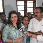 Shweta Menon Instagram - 📸 @master.jayakrishnan അമ്മകിളിക്കൂടിന്റെ അൻപത്തിരണ്ടാമത് വീടിന്റെ താക്കോൽ കൈമാറ്റത്തിന് ശ്വേതാ മേനോൻ എത്തിയപ്പോൾ 💛💛 ആലുവയുടെ ഹൃദയ പദ്ധതിയായ അമ്മക്കിളിക്കൂടിലെ 52-ാ൦ മത് ഭവനം ഷീനയ്‌ക്കും രണ്ടു ആൺ മക്കൾക്കും കൈ മാറി അശരണരും, സാമ്പത്തിക ബുദ്ധിമുട്ടുകൾ മൂലം കഷ്ടതകൾ അനുഭവിക്കുന്നവരും സ്വന്തമായി സ്ഥലമുണ്ടായിട്ടും വീടുപണിയുവാൻ സാധിക്കാതെ, ഇടിഞ്ഞു പൊളിഞ്ഞ കൂരകളിലും, വാടക വീടുകളിലും കഴിയുവാൻ നിർബ്ബന്ധിതരായ വിധവകൾക്കും അവരുടെ മക്കൾക്കും സുരക്ഷിത ഭവനം ഒരുക്കുക എന്ന ലക്ഷ്യത്തോടെ ആലുവ നിയോജക മണ്ഡലത്തിൽ നടപ്പിലാക്കിയ അമ്മക്കിളിക്കൂട് കാരുണ്യ ഭവന പദ്ധതിയിൽ രണ്ടു കുട്ടികളുടെ മാതാവായ ഷീനക്കുവേണ്ടി മണപ്പുറം ഫൗണ്ടേഷൻ മാനേജിങ്ങ് ട്രസ്റ്റി വി.പി നന്ദകുമാർ സ്പോൺസർ ചെയ്ത് നിർമ്മാണം പൂർത്തിയായ 52 -ാ൦ മത് ഭവനത്തിന്റെ താക്കോൽ ദാനം സുപ്രസിദ്ധ സിനിമ നടി ശ്വേതാ മേനോൻ 2024 മാർച്ച് 13 ന് രാവിലെ 10 മണിക്ക് ചെങ്ങമനാട് 5 -ാ൦ വാർഡ് പുതുവാശ്ശേരിയിൽ നിർവ്വഹിച്ചു. ജനപ്രതിനിധികളും മറ്റു സാമൂഹികരാഷ്ട്രീയ നേതാക്കളും പങ്കെടുത്തു. സംസ്ഥാന സർക്കാരിന്റെ 2022 -23 വർഷത്തെ മികച്ച അങ്കണവാടിവർക്കർക്കുള്ള പുരസ്കാരം നേടിയ വാസന്തി എം.ആർ, പെരിയാർ നദി (780 മീറ്റർ) കുറുകേ നീന്തികയറിയ 5 വയസ്സുകാരൻ മുഹമ്മദ് കയ്യീസ് എന്നിവരെ ഈ ചടങ്ങിൽ മൊമെന്റോ നല്കി ആദരിക്കുകയുണ്ടായി. അമ്മക്കിളിക്കൂടിൽ 510 ചതുരശ്ര അടിയിൽ 2 ബെഡ് റൂം, കിച്ചൻ, ഹാൾ, ടോയ്‌ലറ്റ് അടങ്ങിയ വീടുകളാണ് മണ്ഡലത്തിലെ വിവിധ പഞ്ചായത്തുകളിലും നിർമ്മിച്ചു നൽകുന്നത്, മുനിസിപ്പാലിറ്റിയിലുമായി നിർമ്മാണം ആരംഭിച്ച 55 വീടുകളിൽ പൂർത്തിയായ 52 ഭവനങ്ങൾ ഇതിനകം ഗുണഭോക്താക്കൾക്ക് കൈമാറിയിട്ടുണ്ട്. 3 ഭവനങ്ങളുടെ നിർമ്മാണം പുരോഗമിച്ചു കൊണ്ടിരിക്കുകയും ചെയ്യുന്നു. ഇനിയും 60 ഓളം അപേക്ഷകൾ പരിഹണിക്കുവാനുണ്ട്. ഇതിനായി സ്പോൺസർമാരെ കണ്ടെത്തുവാനുള്ള ശ്രമം നടത്തി കൊണ്ടിരിക്കുന്നു. Aluva, Ernakulam