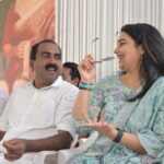Shweta Menon Instagram - 📸 @master.jayakrishnan അമ്മകിളിക്കൂടിന്റെ അൻപത്തിരണ്ടാമത് വീടിന്റെ താക്കോൽ കൈമാറ്റത്തിന് ശ്വേതാ മേനോൻ എത്തിയപ്പോൾ 💛💛 ആലുവയുടെ ഹൃദയ പദ്ധതിയായ അമ്മക്കിളിക്കൂടിലെ 52-ാ൦ മത് ഭവനം ഷീനയ്‌ക്കും രണ്ടു ആൺ മക്കൾക്കും കൈ മാറി അശരണരും, സാമ്പത്തിക ബുദ്ധിമുട്ടുകൾ മൂലം കഷ്ടതകൾ അനുഭവിക്കുന്നവരും സ്വന്തമായി സ്ഥലമുണ്ടായിട്ടും വീടുപണിയുവാൻ സാധിക്കാതെ, ഇടിഞ്ഞു പൊളിഞ്ഞ കൂരകളിലും, വാടക വീടുകളിലും കഴിയുവാൻ നിർബ്ബന്ധിതരായ വിധവകൾക്കും അവരുടെ മക്കൾക്കും സുരക്ഷിത ഭവനം ഒരുക്കുക എന്ന ലക്ഷ്യത്തോടെ ആലുവ നിയോജക മണ്ഡലത്തിൽ നടപ്പിലാക്കിയ അമ്മക്കിളിക്കൂട് കാരുണ്യ ഭവന പദ്ധതിയിൽ രണ്ടു കുട്ടികളുടെ മാതാവായ ഷീനക്കുവേണ്ടി മണപ്പുറം ഫൗണ്ടേഷൻ മാനേജിങ്ങ് ട്രസ്റ്റി വി.പി നന്ദകുമാർ സ്പോൺസർ ചെയ്ത് നിർമ്മാണം പൂർത്തിയായ 52 -ാ൦ മത് ഭവനത്തിന്റെ താക്കോൽ ദാനം സുപ്രസിദ്ധ സിനിമ നടി ശ്വേതാ മേനോൻ 2024 മാർച്ച് 13 ന് രാവിലെ 10 മണിക്ക് ചെങ്ങമനാട് 5 -ാ൦ വാർഡ് പുതുവാശ്ശേരിയിൽ നിർവ്വഹിച്ചു. ജനപ്രതിനിധികളും മറ്റു സാമൂഹികരാഷ്ട്രീയ നേതാക്കളും പങ്കെടുത്തു. സംസ്ഥാന സർക്കാരിന്റെ 2022 -23 വർഷത്തെ മികച്ച അങ്കണവാടിവർക്കർക്കുള്ള പുരസ്കാരം നേടിയ വാസന്തി എം.ആർ, പെരിയാർ നദി (780 മീറ്റർ) കുറുകേ നീന്തികയറിയ 5 വയസ്സുകാരൻ മുഹമ്മദ് കയ്യീസ് എന്നിവരെ ഈ ചടങ്ങിൽ മൊമെന്റോ നല്കി ആദരിക്കുകയുണ്ടായി. അമ്മക്കിളിക്കൂടിൽ 510 ചതുരശ്ര അടിയിൽ 2 ബെഡ് റൂം, കിച്ചൻ, ഹാൾ, ടോയ്‌ലറ്റ് അടങ്ങിയ വീടുകളാണ് മണ്ഡലത്തിലെ വിവിധ പഞ്ചായത്തുകളിലും നിർമ്മിച്ചു നൽകുന്നത്, മുനിസിപ്പാലിറ്റിയിലുമായി നിർമ്മാണം ആരംഭിച്ച 55 വീടുകളിൽ പൂർത്തിയായ 52 ഭവനങ്ങൾ ഇതിനകം ഗുണഭോക്താക്കൾക്ക് കൈമാറിയിട്ടുണ്ട്. 3 ഭവനങ്ങളുടെ നിർമ്മാണം പുരോഗമിച്ചു കൊണ്ടിരിക്കുകയും ചെയ്യുന്നു. ഇനിയും 60 ഓളം അപേക്ഷകൾ പരിഹണിക്കുവാനുണ്ട്. ഇതിനായി സ്പോൺസർമാരെ കണ്ടെത്തുവാനുള്ള ശ്രമം നടത്തി കൊണ്ടിരിക്കുന്നു. Aluva, Ernakulam