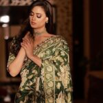 Shweta Tiwari Instagram - Styled by @stylingbyvictor @sohail__mughal ___ Saree @gazalguptacouture Jewellery @kushalsfashionjewellery Styling team @janvijain132 Photography @amitkhannaphotography