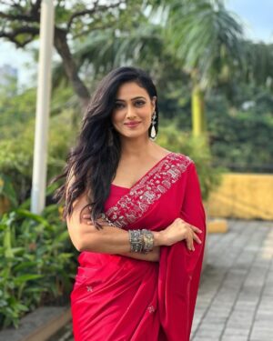 Shweta Tiwari Instagram - Styled by @stylingbyvictor @sohail__mughal___
Outfit @kaaishabyshalini
Accessories @anthajewels