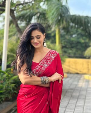 Shweta Tiwari Instagram - Styled by @stylingbyvictor @sohail__mughal___
Outfit @kaaishabyshalini
Accessories @anthajewels