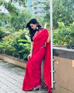 Shweta Tiwari Instagram - Styled by @stylingbyvictor @sohail__mughal___ Outfit @kaaishabyshalini Accessories @anthajewels
