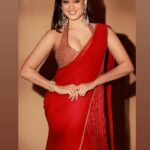 Shweta Tiwari Instagram - 🌹🌹🌹 Styled by @stylingbyvictor @sohail__mughal___ Saree @vaishaliagarwal_ @oakpinionpr Jewellery @rubans.in @oakpinionpr Assisted by @janvijain123 Photographer @amitkhannaphotography Makeup @durgedeepak76
