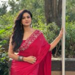 Shweta Tiwari Instagram - Styled by @stylingbyvictor @sohail__mughal___ Outfit @kaaishabyshalini Accessories @anthajewels