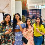 Shweta Tiwari Instagram - Friendship is the spice that makes a dinner gathering truly delightful especially when it is Patiala style. . . @fairfieldbymarriottmumbai 🫶 #PatialaFoodFestival