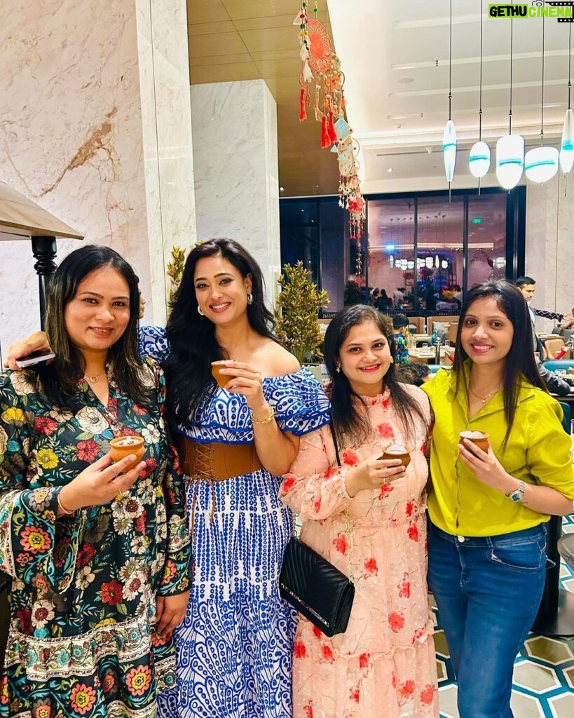 Shweta Tiwari Instagram - Friendship is the spice that makes a dinner gathering truly delightful especially when it is Patiala style. . . @fairfieldbymarriottmumbai 🫶 #PatialaFoodFestival