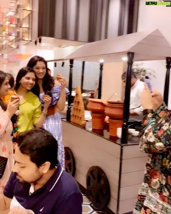 Shweta Tiwari Instagram - Friendship is the spice that makes a dinner gathering truly delightful especially when it is Patiala style. . . @fairfieldbymarriottmumbai 🫶 #PatialaFoodFestival