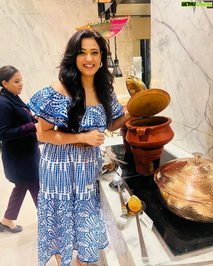 Shweta Tiwari Instagram - Friendship is the spice that makes a dinner gathering truly delightful especially when it is Patiala style. . . @fairfieldbymarriottmumbai 🫶 #PatialaFoodFestival
