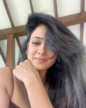 Shweta Tiwari Instagram - Just existing is not enough.. it’s time to live your life❤️

@villasbynoor