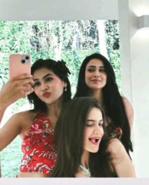 Shweta Tiwari Instagram - Just existing is not enough.. it’s time to live your life❤️

@villasbynoor